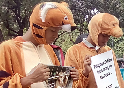 Jakarta Globe: Activists Don Animal Costumes to Protest Jatinegara Wildlife Market (October 14, 2016)